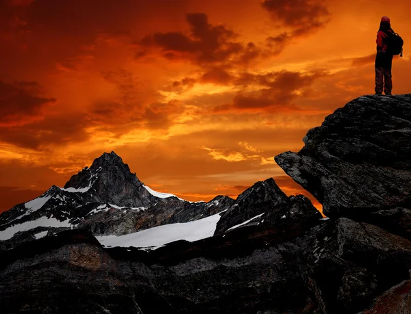 Ragazza guardando il Monte Zinalrothorn — Foto Stock