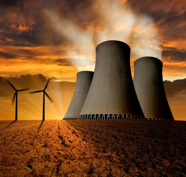 Атомна електростанція та вітрові турбіни — стокове фото