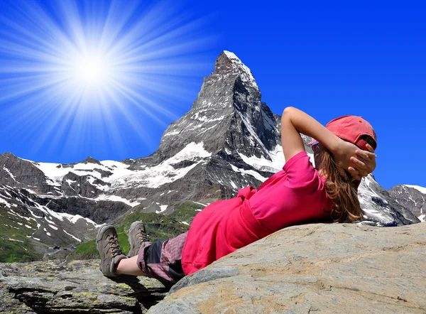 Menina olhando para o belo Monte Matterhorn — Fotografia de Stock