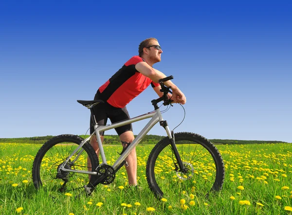 Motorcu dağ bisikleti ile — Stok fotoğraf