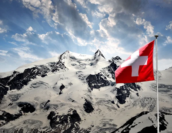 Monte Rosa com bandeira suíça — Fotografia de Stock