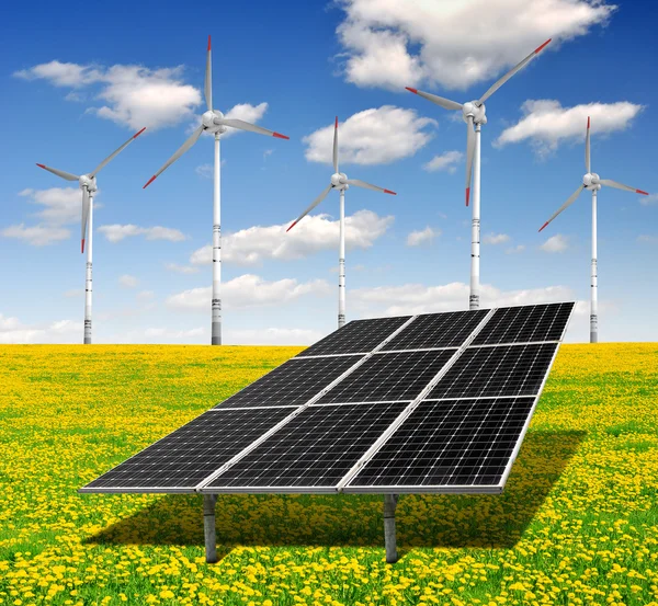 Panele energii słonecznej i turbina wiatrowa — Zdjęcie stockowe