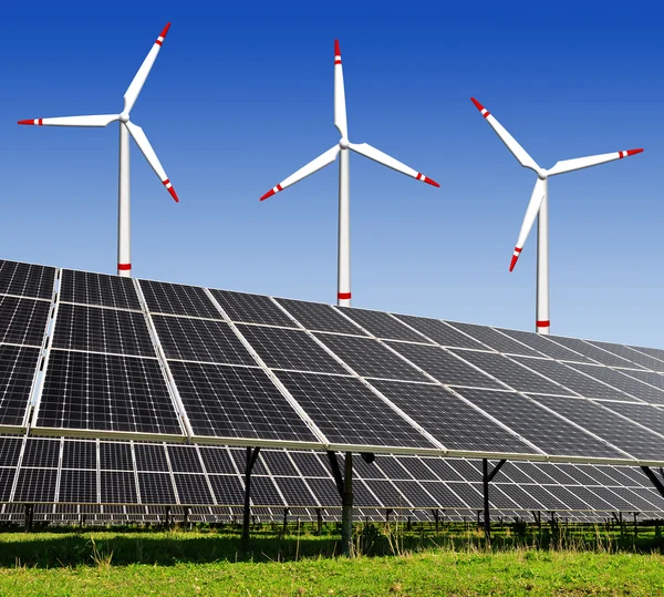 Paneles de energía solar y turbina eólica — Foto de Stock