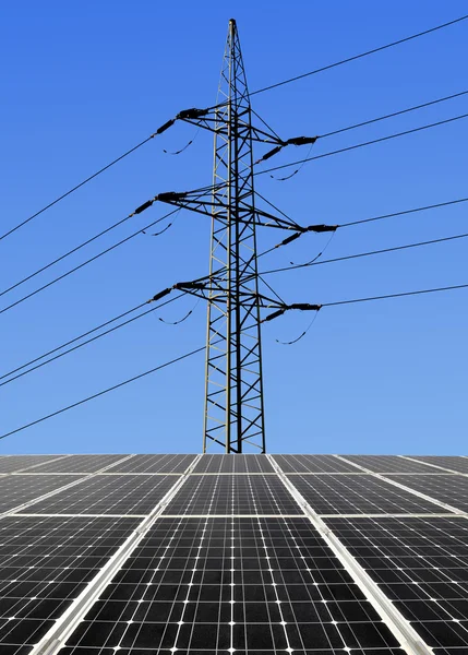 Güç hattı ile güneş enerjisi panelleri — Stok fotoğraf