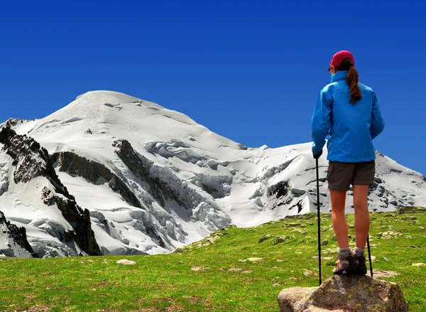 Κορίτσι κοιτάζοντας το mont blanc — Φωτογραφία Αρχείου