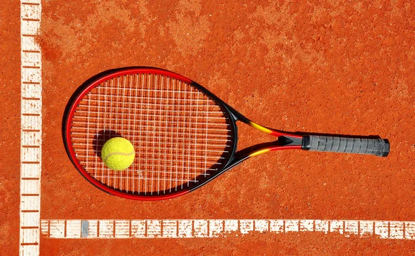 Pelota de tenis y raqueta — Foto de Stock