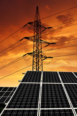 güç hattı ile güneş enerjisi panelleri