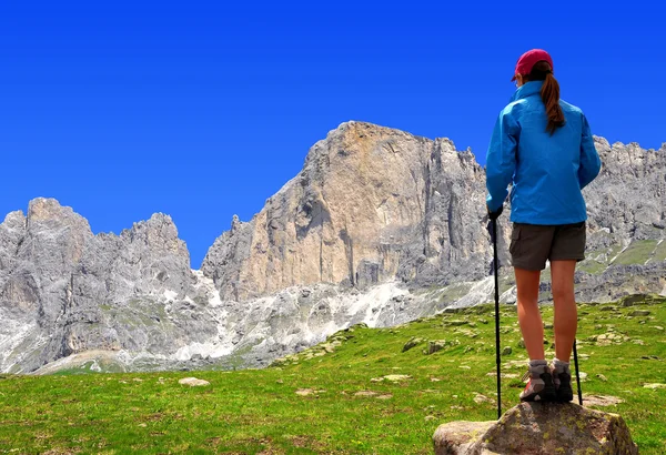 Chica en los Alpes de Italia — Foto de Stock