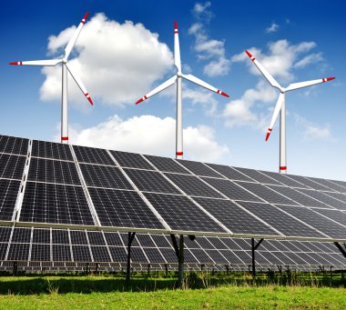 Güneş enerjisi panelleri ve rüzgar türbini
