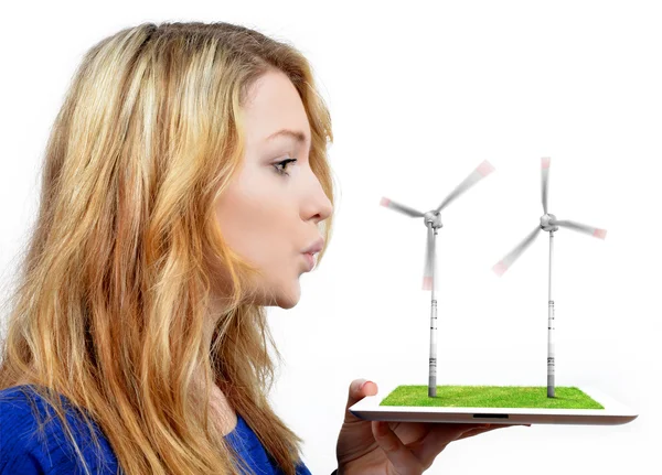 Ragazza che soffia sulle turbine eoliche — Foto Stock