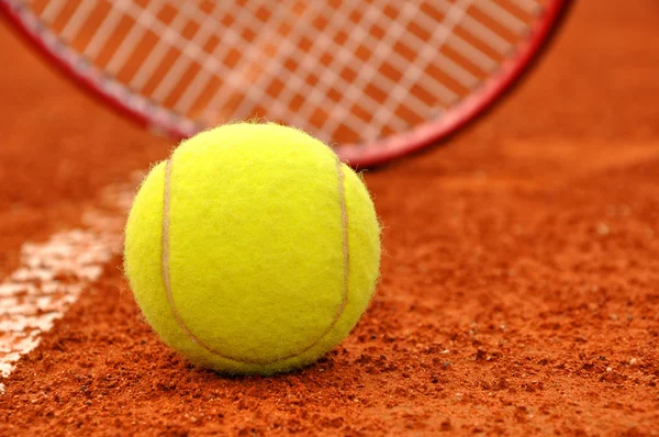 Bola de tênis e raquete — Fotografia de Stock