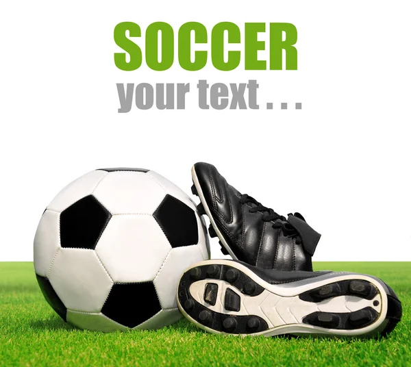 Futbol topu ve ayakkabısı çim