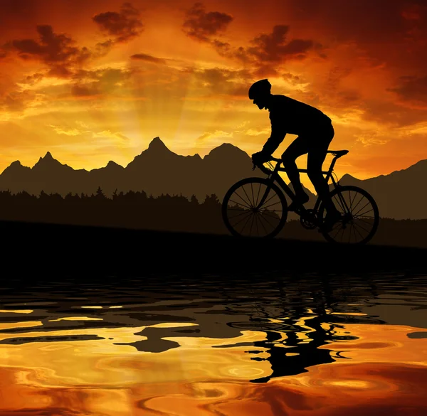 Велогонщик на дорожном велосипеде — стоковое фото