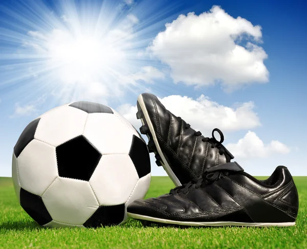 Bola de futebol e sapatos — Fotografia de Stock
