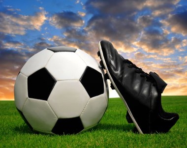 Futbol topu ve ayakkabısı