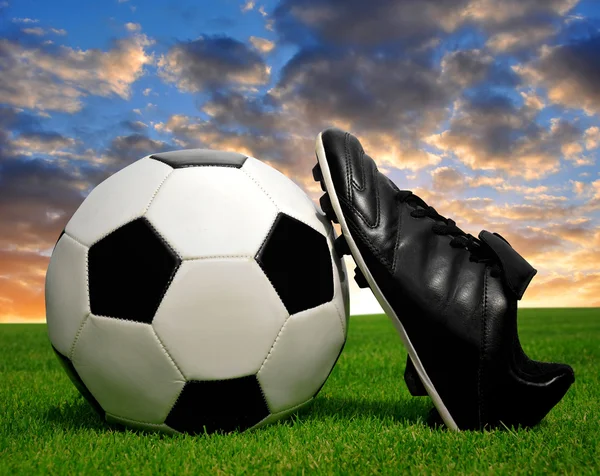 足球球和鞋 — 图库照片