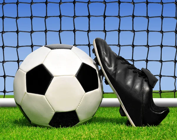 Jalkapallo ja kengät — kuvapankkivalokuva