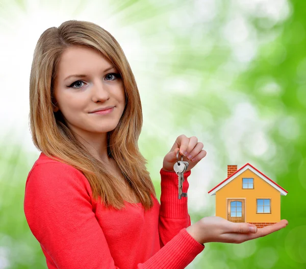 Chica sosteniendo en las manos casa — Foto de Stock