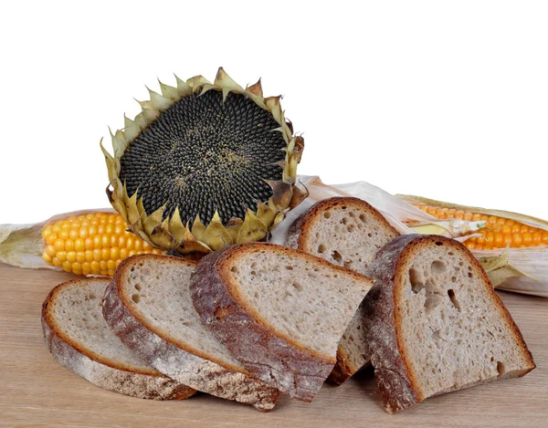 Pão com milho e girassol isolado — Fotografia de Stock