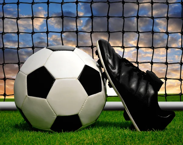 Fotboll och skor — Stockfoto