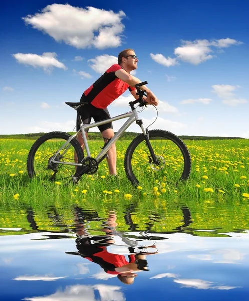 Motociclista com a bicicleta de montanha — Fotografia de Stock