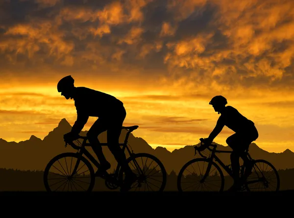 Silhuett av cyklister — Stockfoto