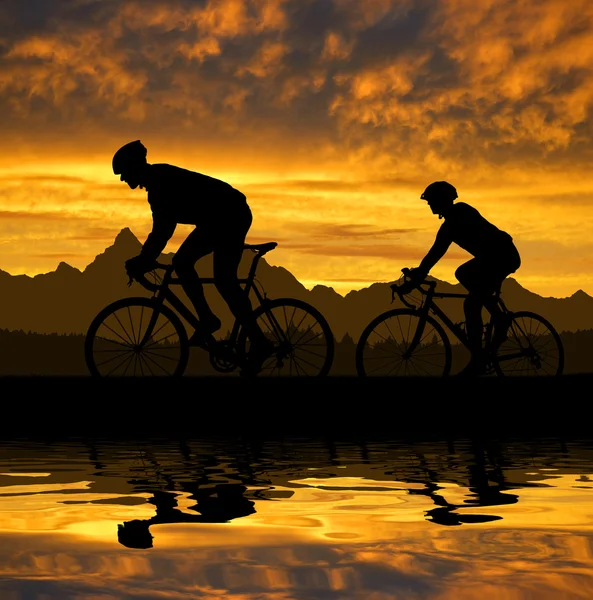 Силуэт велосипедистов — стоковое фото