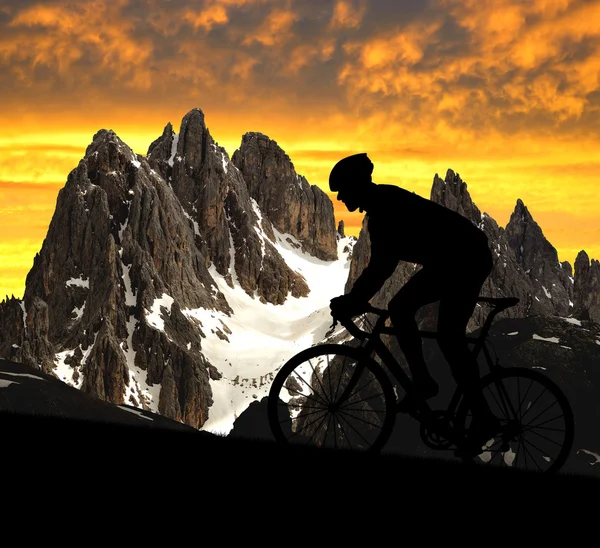 Silhouette of the cyclist — Stock Photo, Image