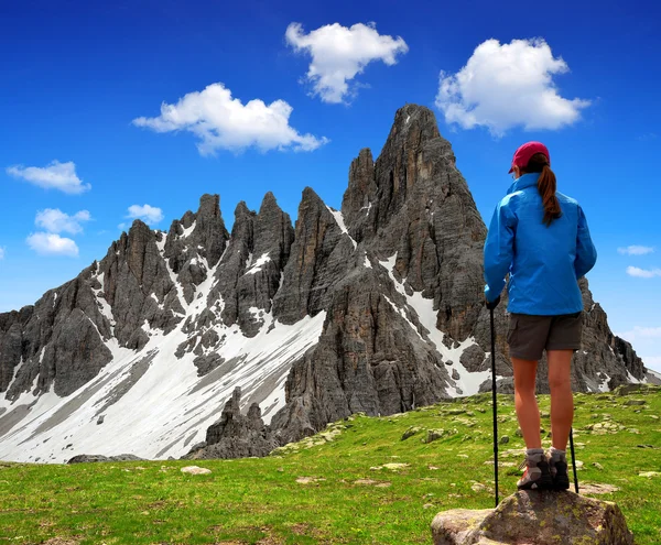 Chica mirando el Paternkofel — Foto de Stock