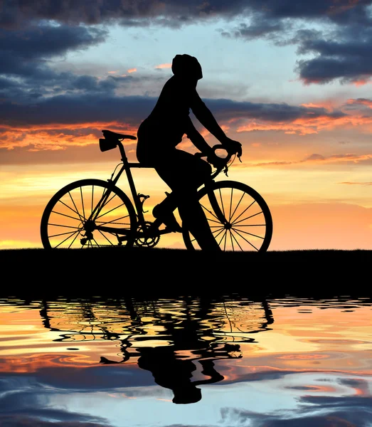 Силуэт велосипедиста — стоковое фото