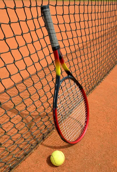 Tenis topu ve raket — Stok fotoğraf