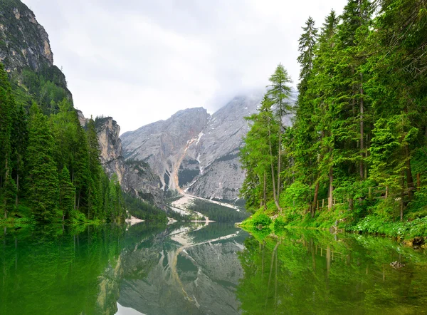 Lago di braies — Foto de Stock