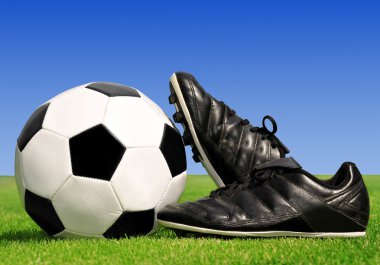Futbol topu ve ayakkabısı