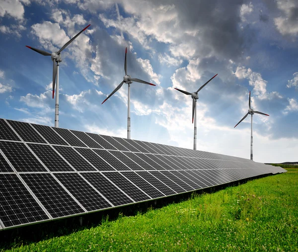 Zonne-energie panelen en windturbines — Stockfoto