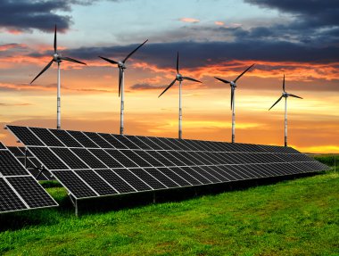 Güneş enerjisi panelleri ile rüzgar türbinleri