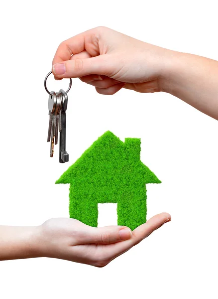 Gröna huset med nyckel i händer — Stockfoto