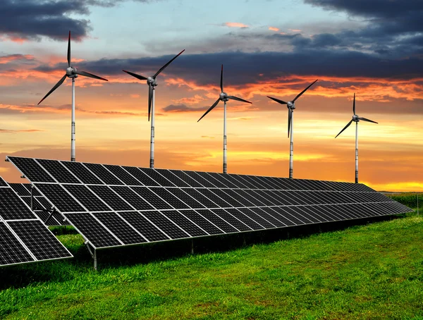 Paneles de energía solar con turbinas eólicas —  Fotos de Stock