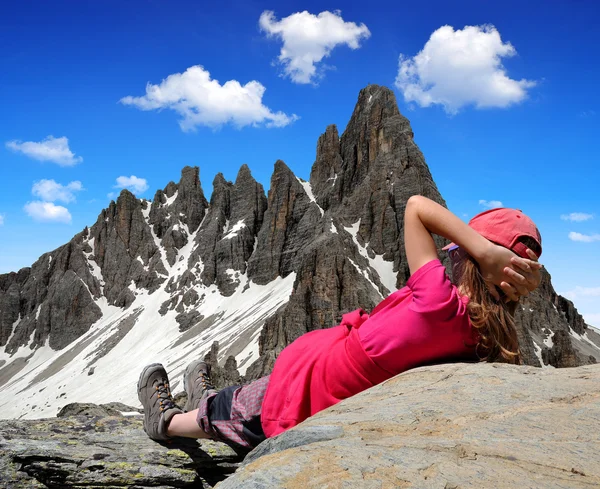 Fille regardant le Paternkofel — Photo