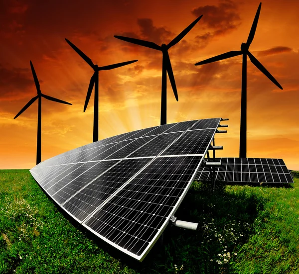 Painéis de energia solar com turbinas eólicas — Fotografia de Stock