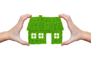 Yeşil ev simgesi tutan eller