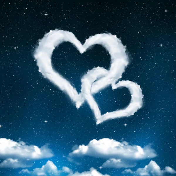 Corazón de las nubes en el cielo nocturno — Foto de Stock