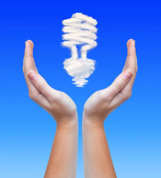 Lampadina da nuvole in mani — Foto Stock