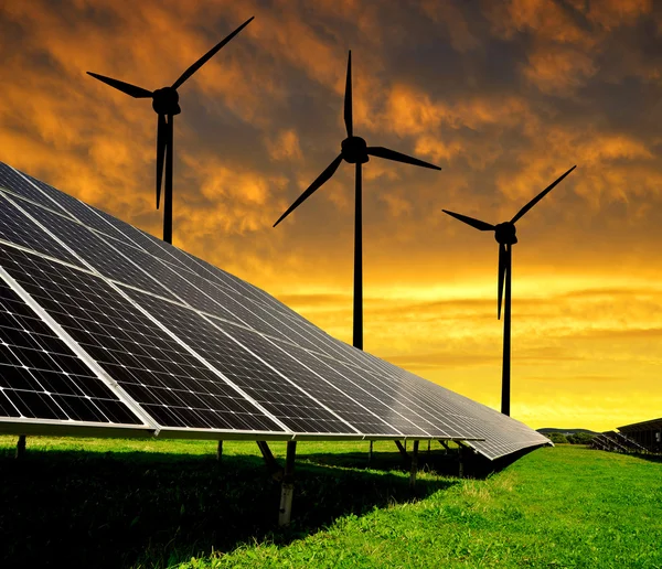 Zonne-energie panelen met windturbines — Stockfoto