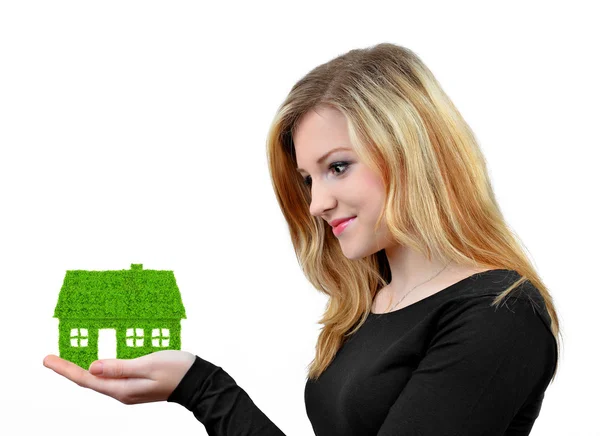 Chica sosteniendo en la mano casa verde —  Fotos de Stock