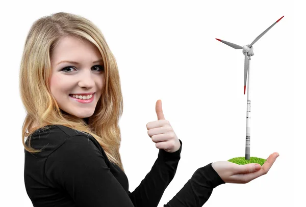 Flicka håller i hand vindkraftverk — Stockfoto