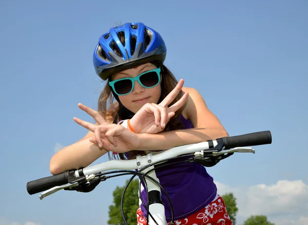 Menina na bicicleta — Fotografia de Stock