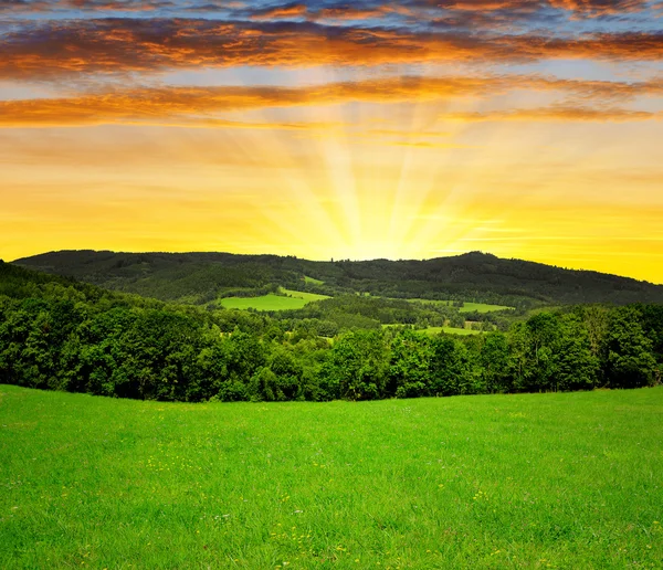 Solnedgång över våren landskap — Stockfoto