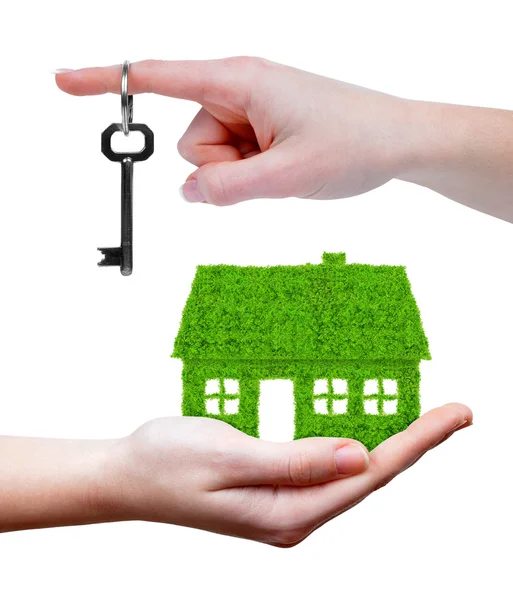 Zelený dům s klíčem v ruce — Stock fotografie