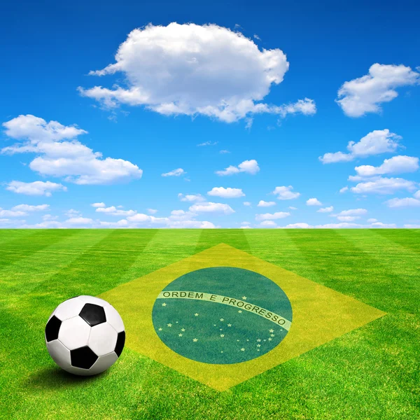 Mingea de fotbal pe iarbă — Fotografie, imagine de stoc