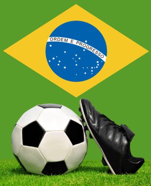 Futbol topu ve ayakkabısı çim